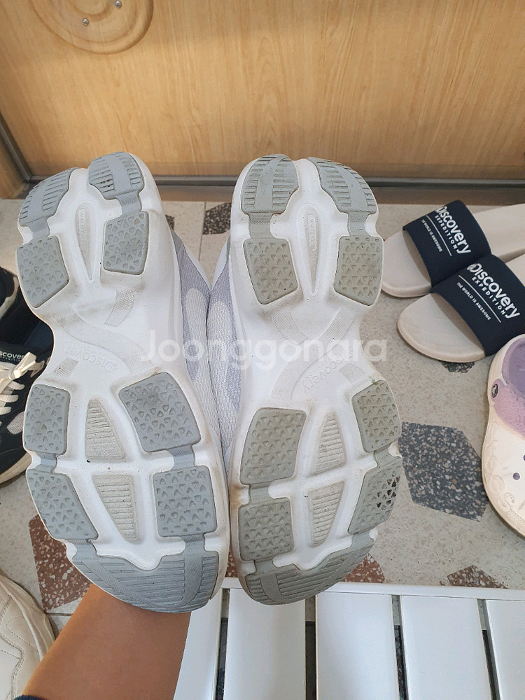 디스커버리 운동화 240 사이즈--1