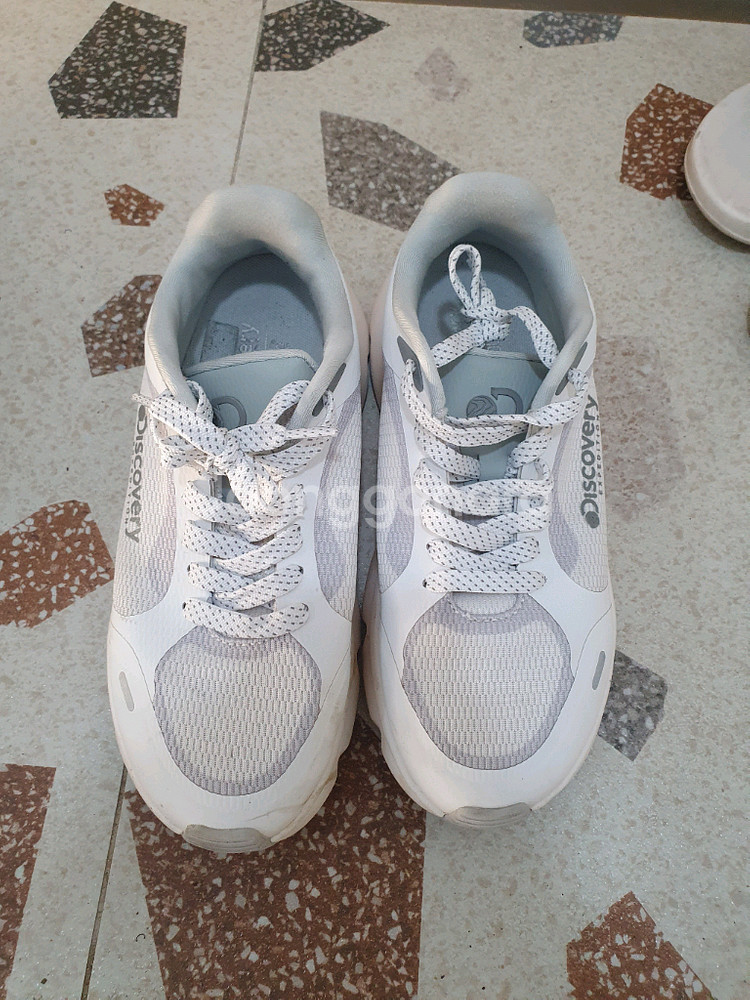 디스커버리 운동화 240 사이즈--0
