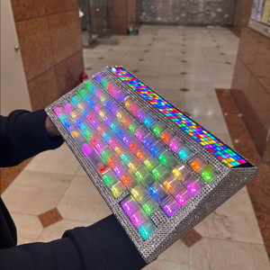 앵그리미아오 사이버보드 스왈로브스키 판매합니다. 이미지