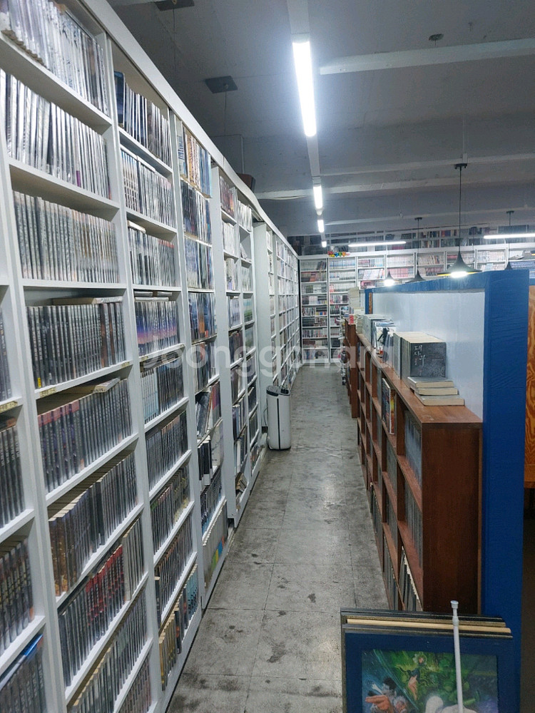 중고만화 책장 만화카페 책장 만화방 책장 중고책장 삽니다--1