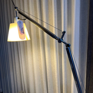 아르떼미데 톨로메오 플로어 램프 바스큘란테