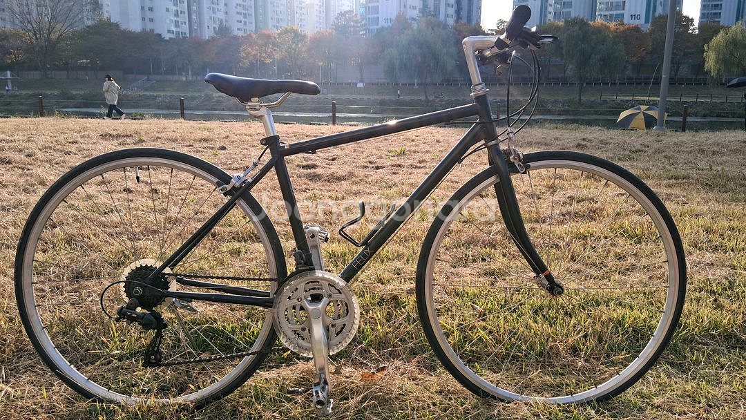 블랙 색상의 레스포 700C 펠릭스 자전거입니다. 레스포 원가 28만원. 라이딩을 즐기시는 분들께 추천드려요. 디자--1