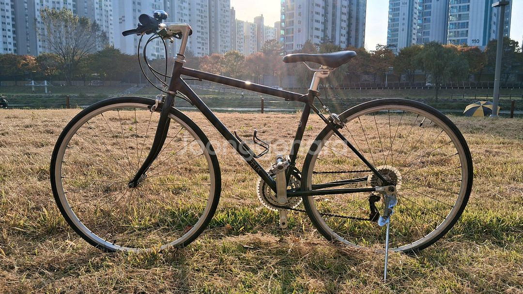 블랙 색상의 레스포 700C 펠릭스 자전거입니다. 레스포 원가 28만원. 라이딩을 즐기시는 분들께 추천드려요. 디자--2