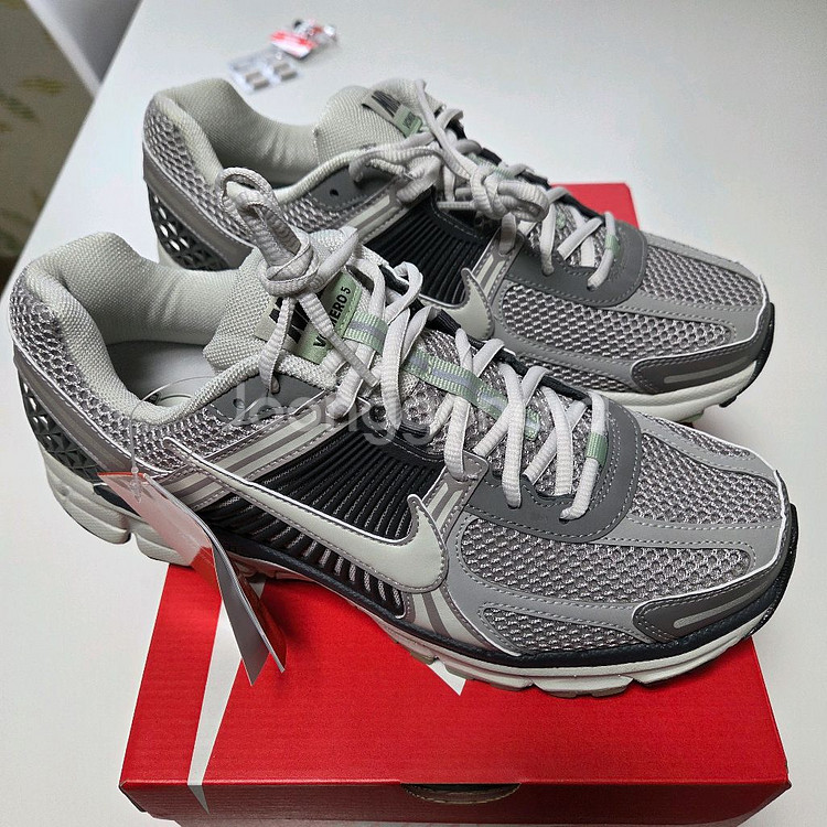 (새상품)나이키 줌 보메로5 코블스톤w 285mm 팝니다--0