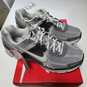 (새상품)나이키 줌 보메로5 코블스톤w 285mm 팝니다