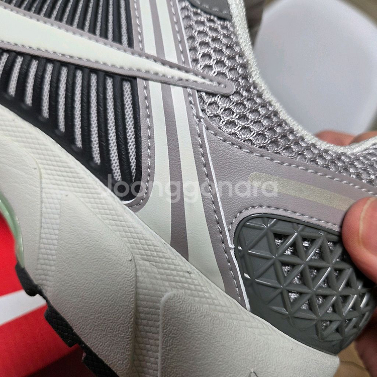 (새상품)나이키 줌 보메로5 코블스톤w 285mm 팝니다--3