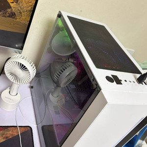 게이밍 컴퓨터 본체 모니터 키보드 로지텍 마우스 장패드