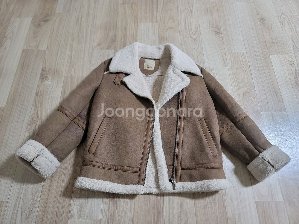 무스탕 자켓. 150사이즈. 성인여성가능. 남아여아 다 잘어울려요. 상태좋은 무스탕자켓이에요~--0