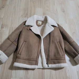 무스탕 자켓. 150사이즈. 성인여성가능. 남아여아 다 잘어울려요. 상태좋은 무스탕자켓이에요~