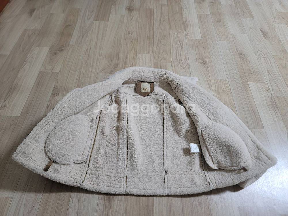 무스탕 자켓. 150사이즈. 성인여성가능. 남아여아 다 잘어울려요. 상태좋은 무스탕자켓이에요~--5