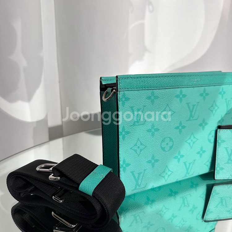 루이비통 모노그램 가스통 웨어러블 월릿 크로스백--1