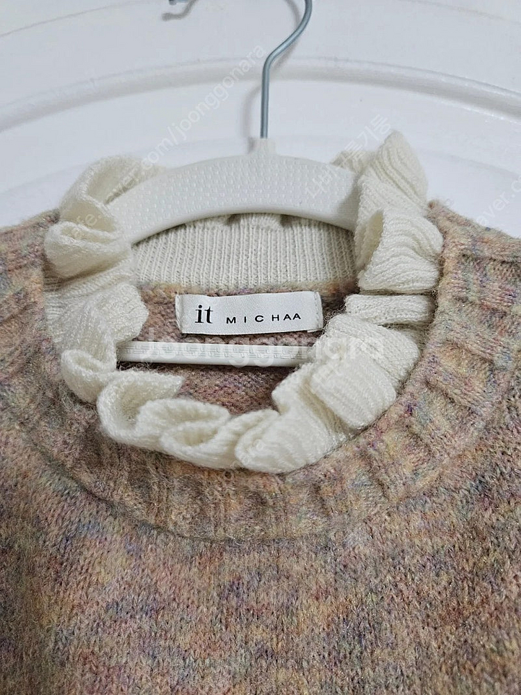 잇미샤 도톰니트 프릴 어깨포인트 니트 스웨터 상태짱--0