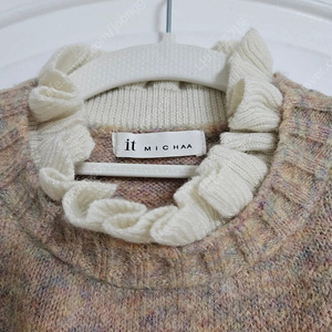 잇미샤 도톰니트 프릴 어깨포인트 니트 스웨터 상태짱