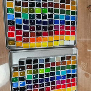 시넬리에 수채화물감 98색(전색)하프팬소분판매합니다.