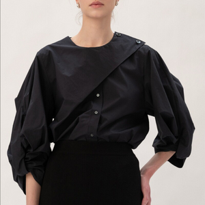 킨더살몬 트위스트 볼륨 슬리브 블라우스