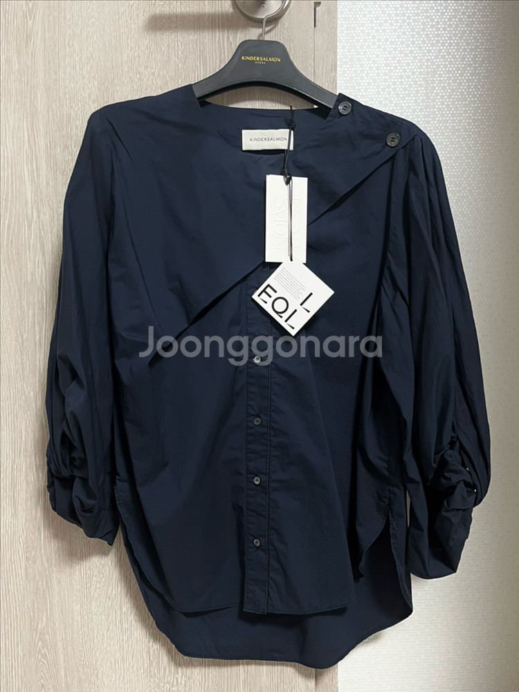 킨더살몬 트위스트 볼륨 슬리브 블라우스--7