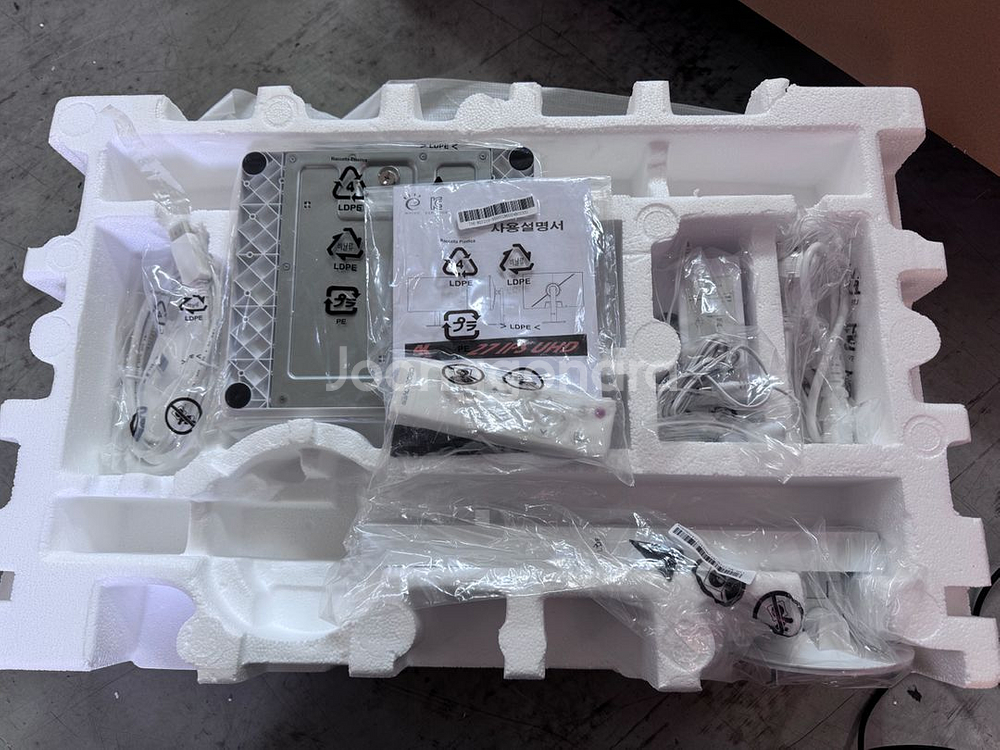 크로스오버 27인치 4K 모니터--5