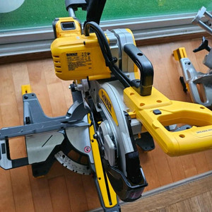 디월트 727 T2 무선 각도 절단기