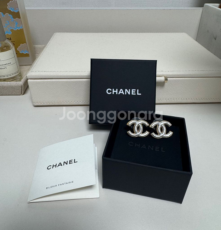 (정품) 샤넬 CC 로고 자개 귀걸이--0