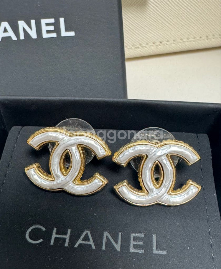 (정품) 샤넬 CC 로고 자개 귀걸이--1