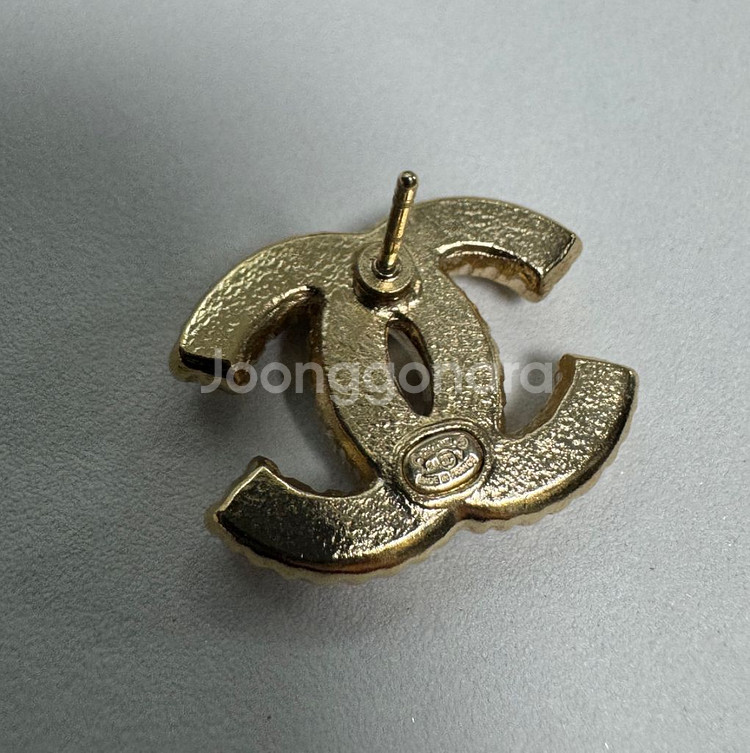 (정품) 샤넬 CC 로고 자개 귀걸이--2