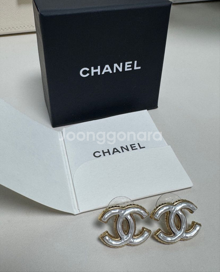 (정품) 샤넬 CC 로고 자개 귀걸이--3