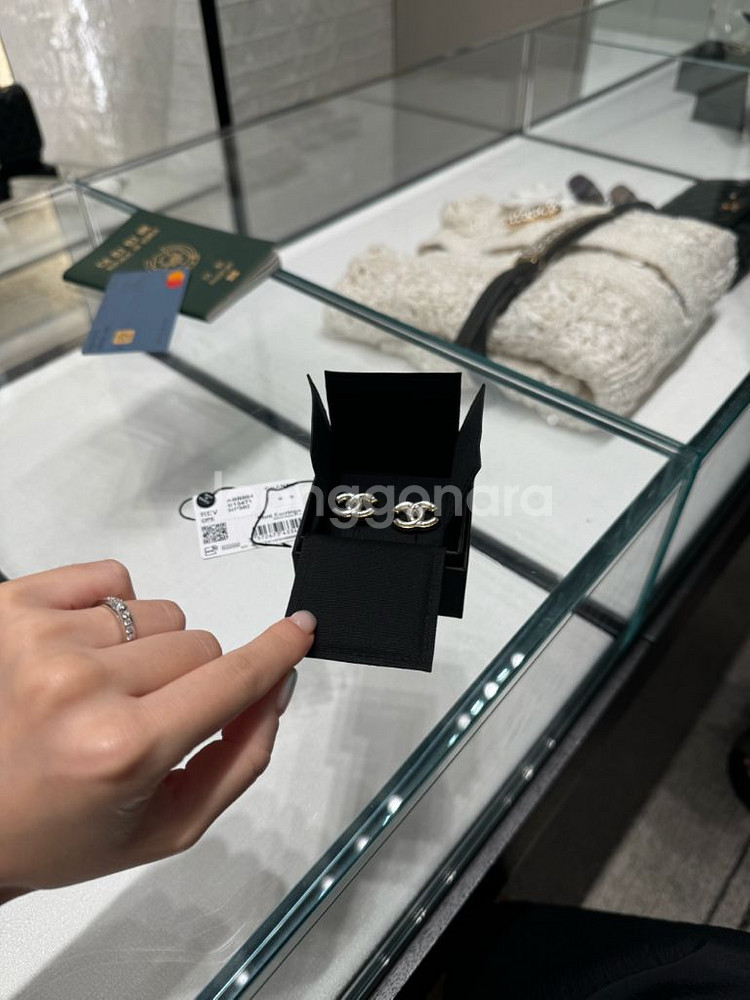 (정품) 샤넬 CC 로고 자개 귀걸이--4