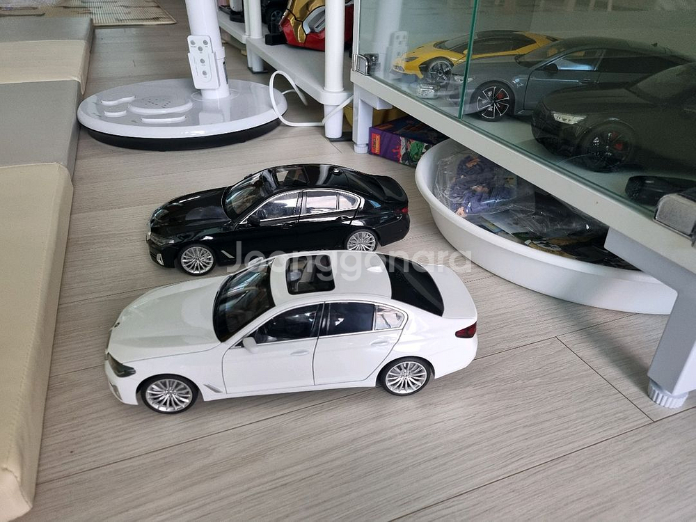 BMW 5시리즈 GT 1/18 다이캐스트 모델카--1