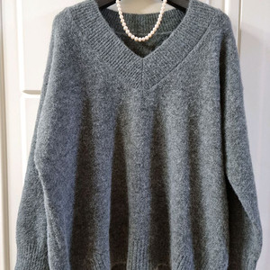 그레이멜란지 브이넥 루즈핏 부클 니트