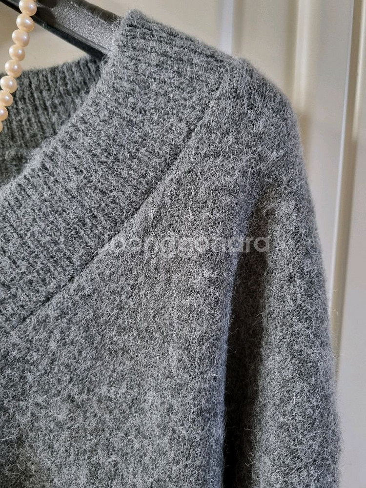 그레이멜란지 브이넥 루즈핏 부클 니트--1