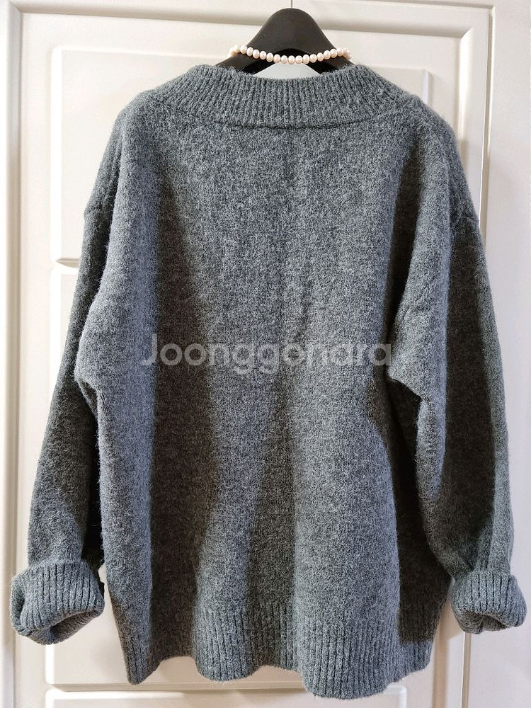 그레이멜란지 브이넥 루즈핏 부클 니트--2