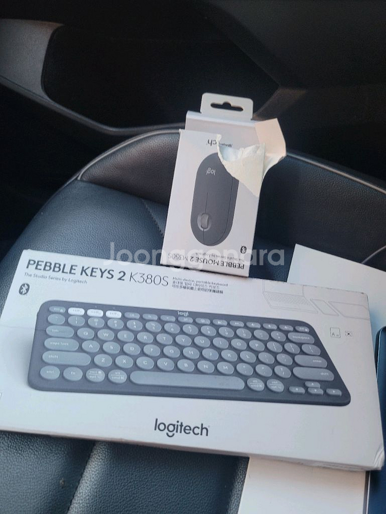 로지텍의 Pebble Keys 2 K380S 키보드와P--1