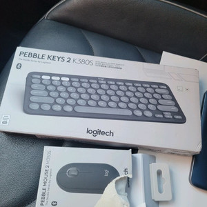 로지텍의 Pebble Keys 2 K380S 키보드와P