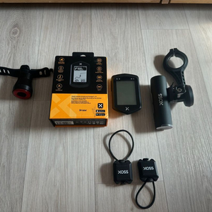 XOSS NAV 속도계 + 거치대 + 전조등, 후미등 + 센서 2개 일괄