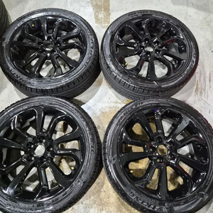 티볼리 블랙 18인치 휠타이어 판매합니다