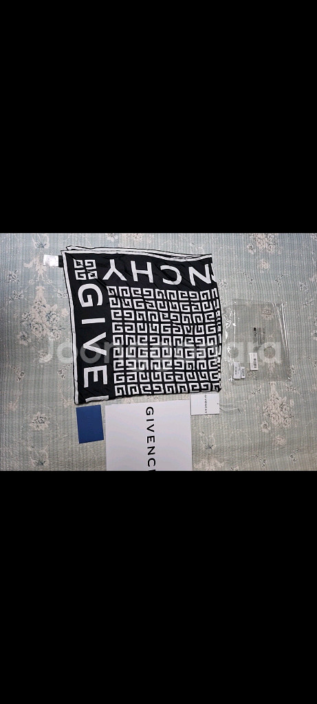 지방시 로고 패턴 스카프 새제품 급--2