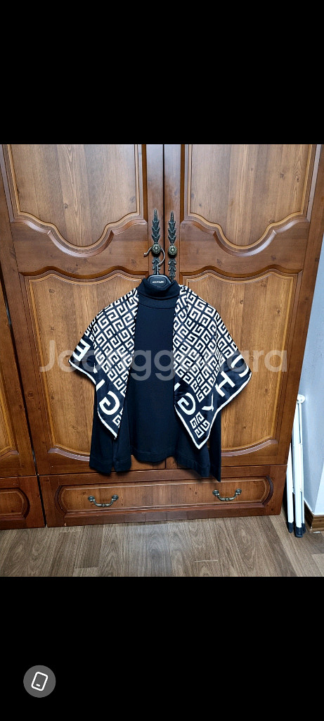 지방시 로고 패턴 스카프 새제품 급--0