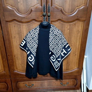 지방시 로고 패턴 스카프 새제품 급