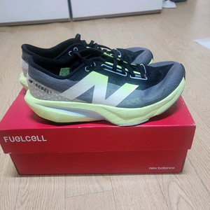뉴발란스 퓨얼셀 러닝화 레벨 v4
