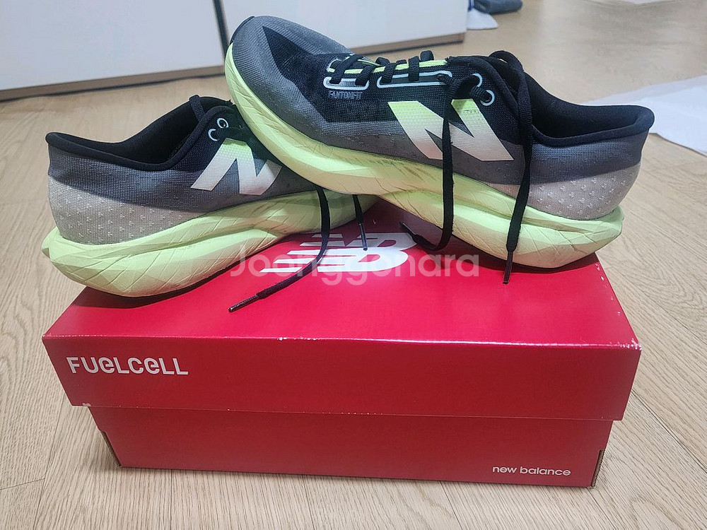 뉴발란스 퓨얼셀 러닝화 레벨 v4--1