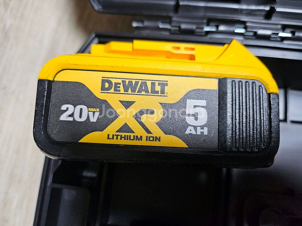 디월트 충전 브러쉬리스 임팩 렌치 드라이버 드릴 세트--4