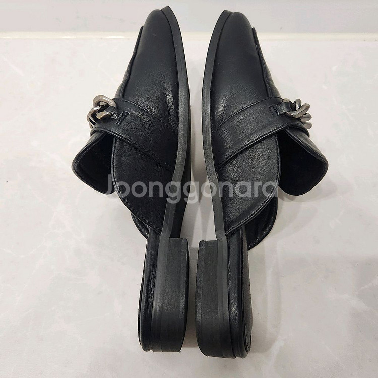 가죽 뮬 240 블랙 체인 슬리퍼/ 거의 새거--2