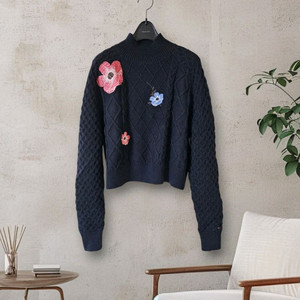 타미힐피거 네이비 플라워 자수 꽈배기 모크넥 크롭 여성 니트 스웨터 55