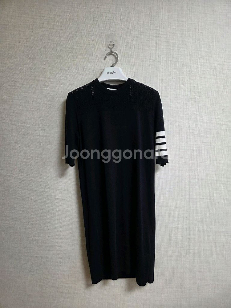 톰브라운 4바 스트라이프 헥터 메달리온 원피스--2