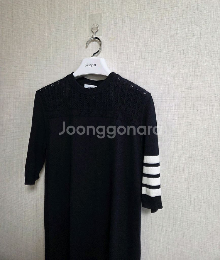 톰브라운 4바 스트라이프 헥터 메달리온 원피스--3