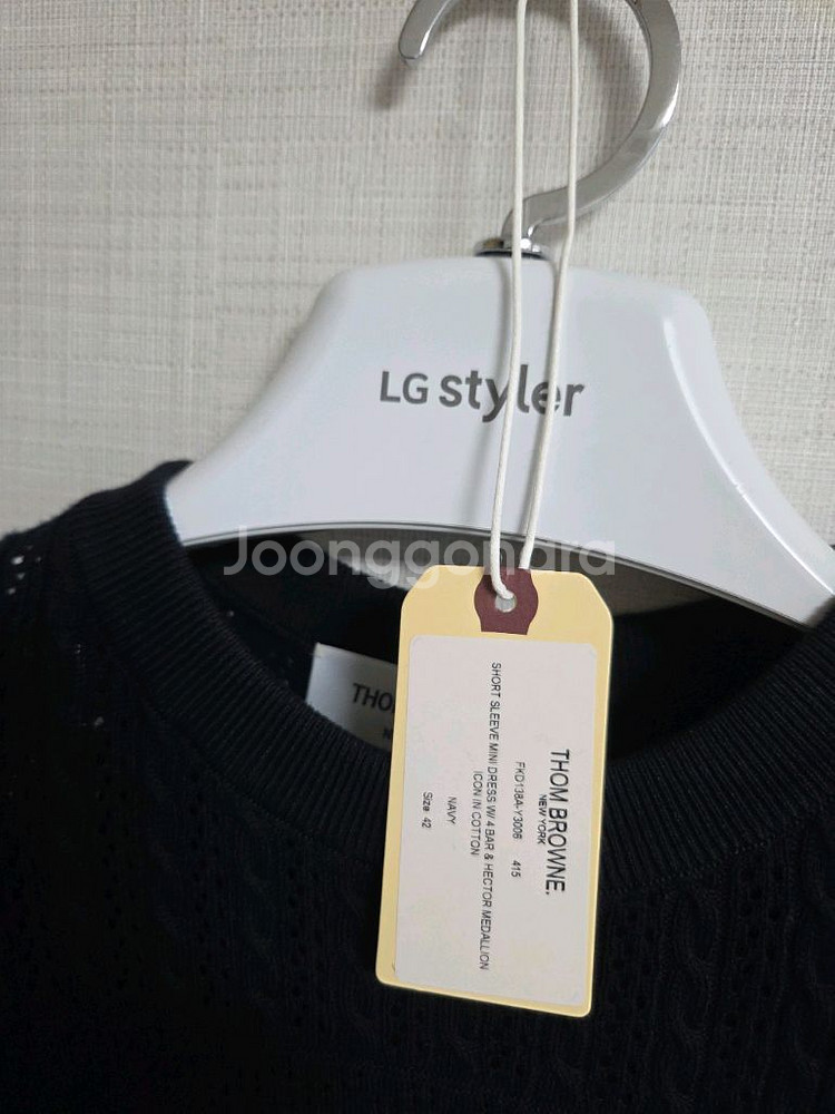 톰브라운 4바 스트라이프 헥터 메달리온 원피스--8