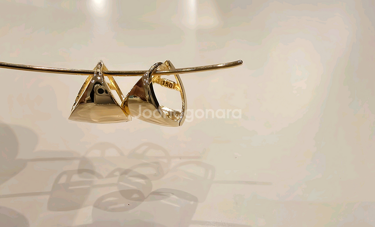 18k골드_삼각 볼륨 링귀걸이--5