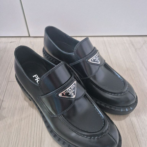 프라다 초콜릿 브러시드 가죽 로퍼 블랙 35.5