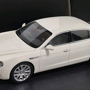 1:18 교쇼 벤틀리플라잉스퍼 화이트 다이캐스트 팝니다.