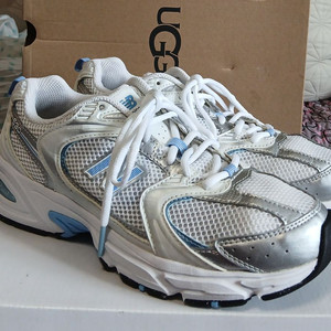 뉴발란스정품 530 화이트블루245운동화.거의 새거